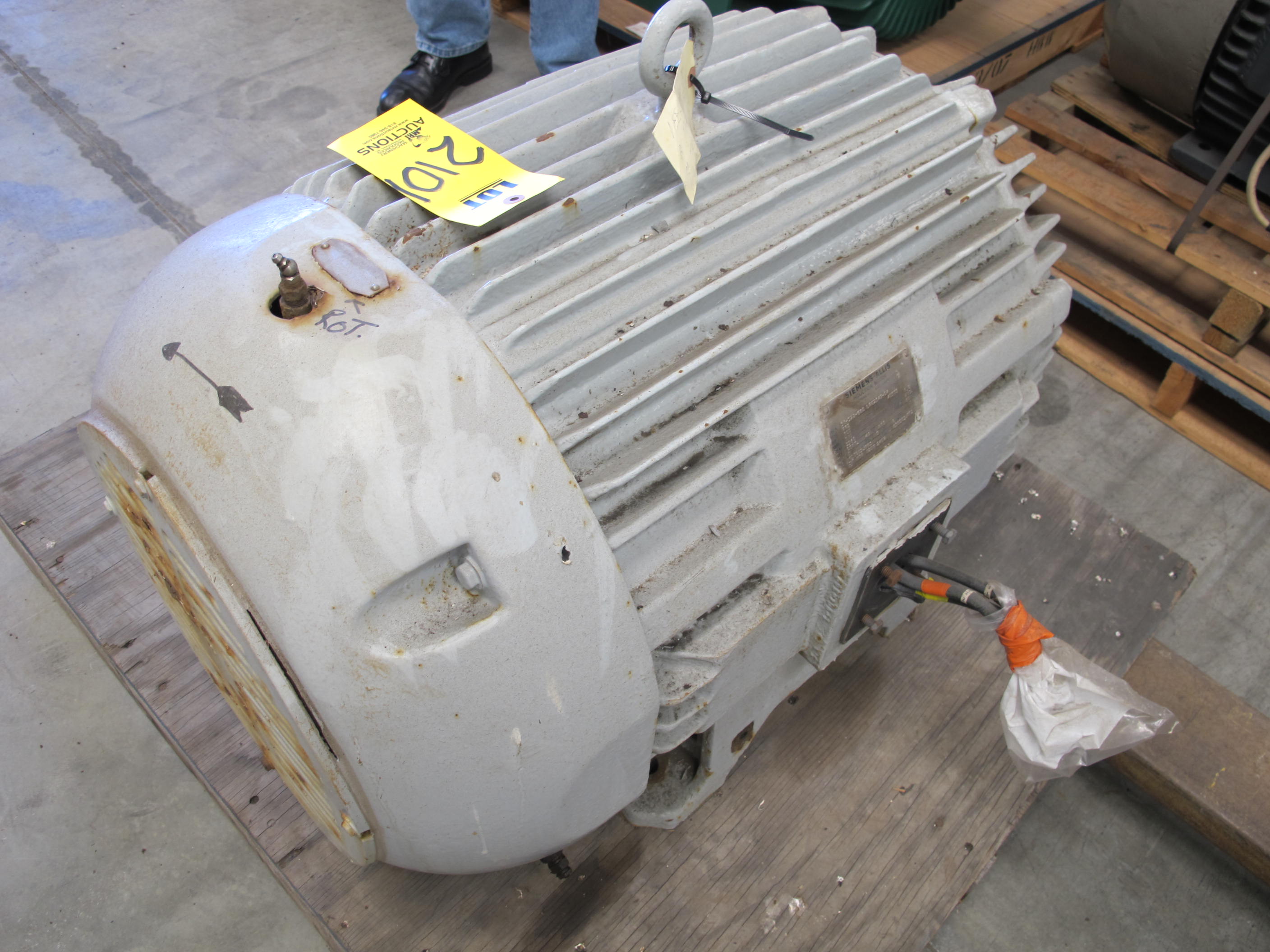 MOTOR, ELECTRIC TYPE, 100 HORSEPOWER, 460VAC, 60HZ ELEC RATING, 3570 RPM, 405TS FRAME, 110 FLA AMPS, TEFC ENCLOSURE, CONT. DUTY, 1.15 SERVICE FACTOR. SPACE HEATERS RATED AT 120 VOLT, 200 WATTS. MOTOR IS CONTINUOUS DUTY, 40 DEGREE C AMBIENT TEMPERATURE. NEMA CODE G, NEMA DESIGN B, INSULATION CLASS F. NEMA F1 JUNCTION BOX WITH OPPOSITE SIDE J-BOX FOR SPACE HEATER., PART # 1LE29314BA212AA3 (W-44) LOADING & HANDLING FEE $15-